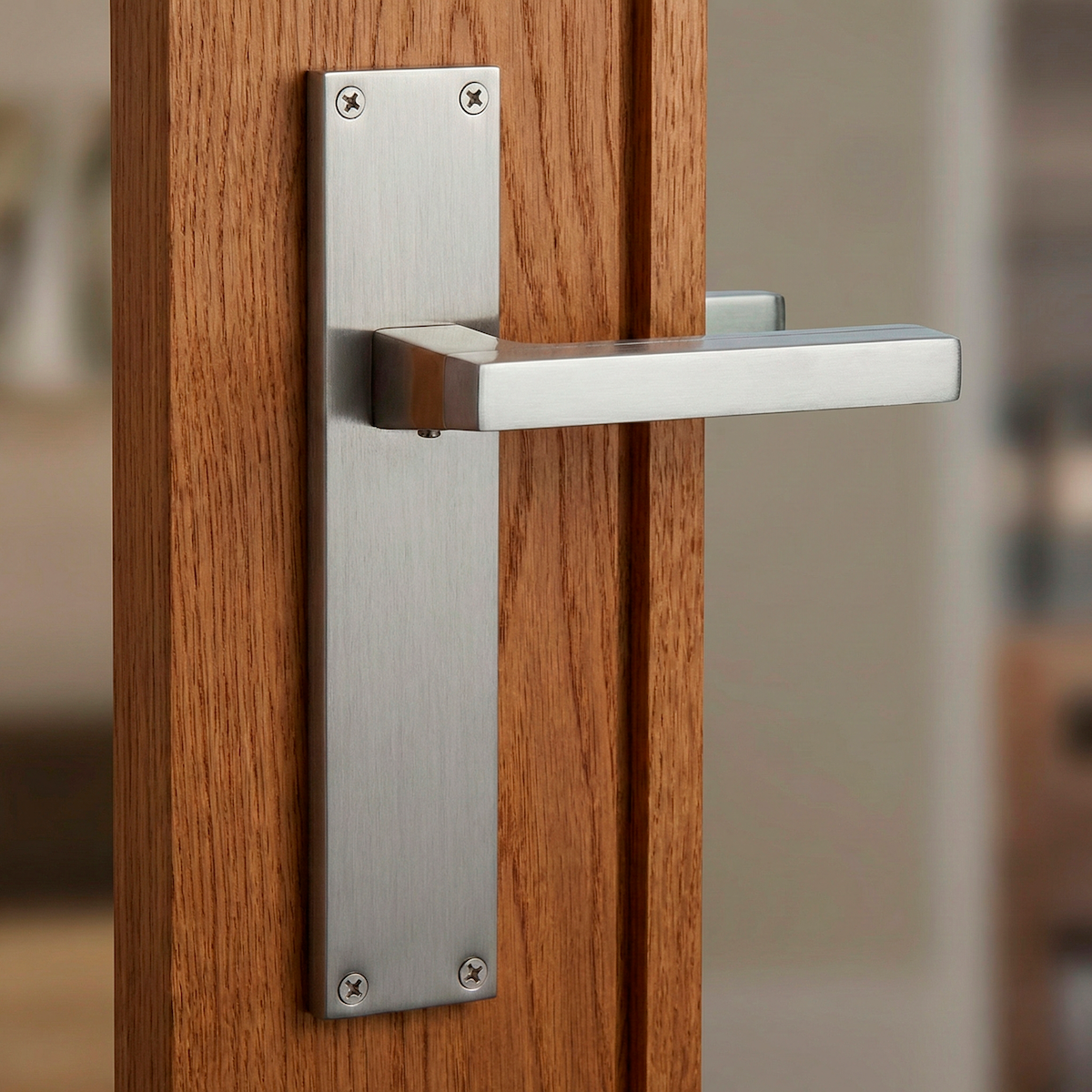 Manilla moderna de zamak acabado níquel satinado y gris espacial con placa rectangular modelo '840'