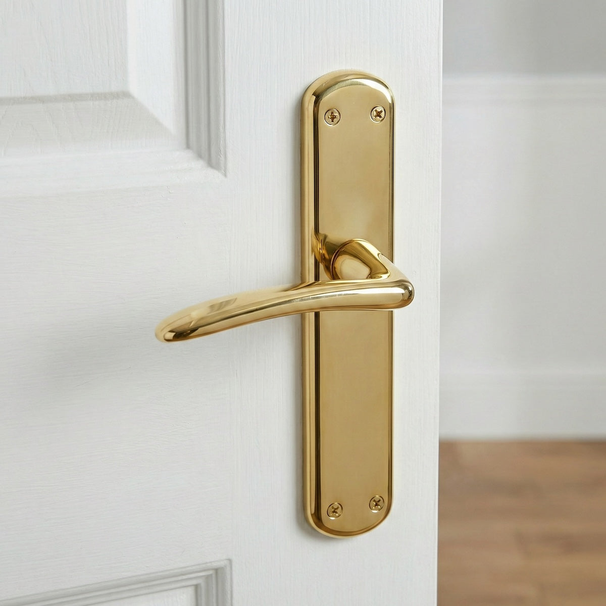 Manilla modelo '6601' con placa ovalada de zamak en acabado dorado brillo para puertas