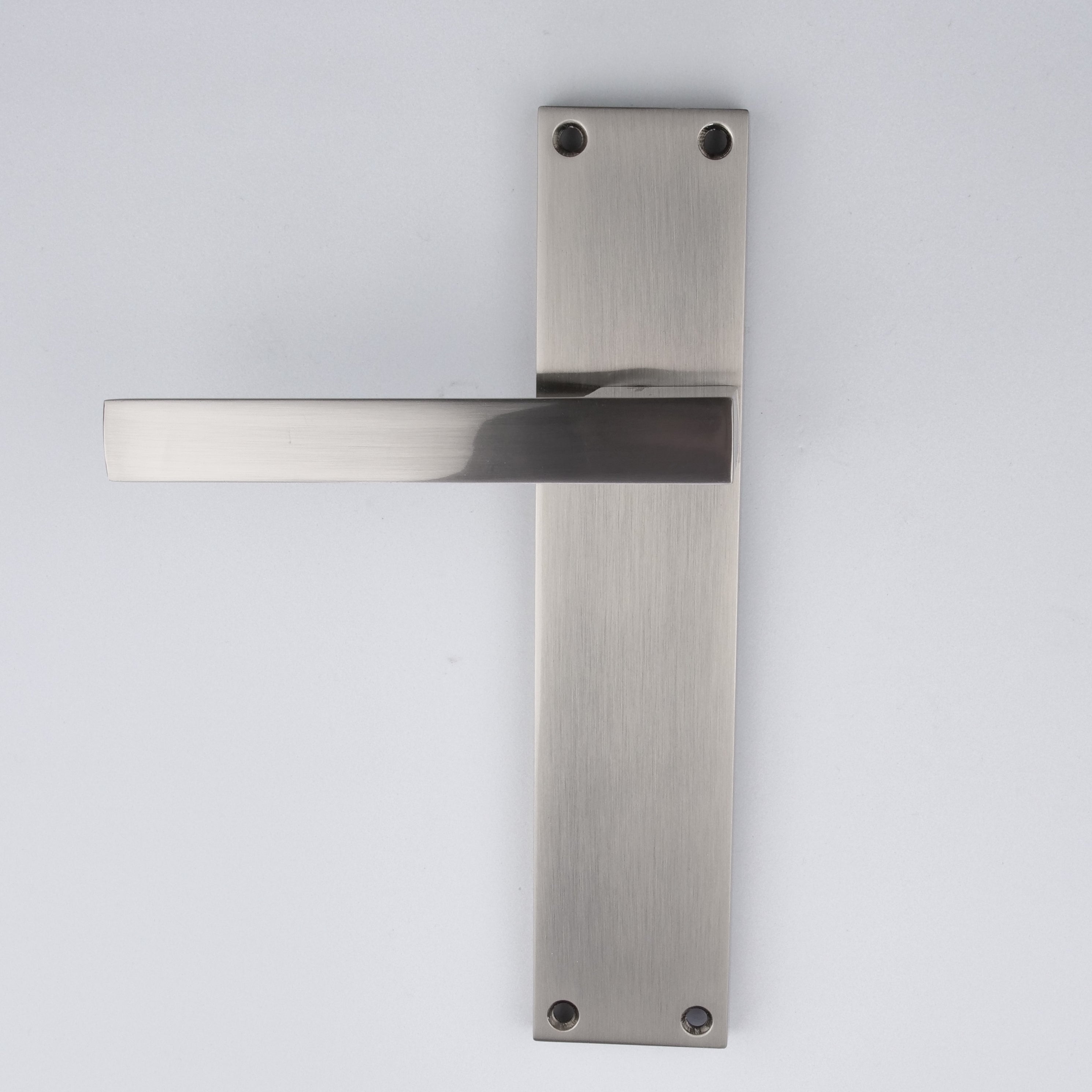 Manillas modelo '220' con placa de zamak rectangular para puertas acabado níquel satinado