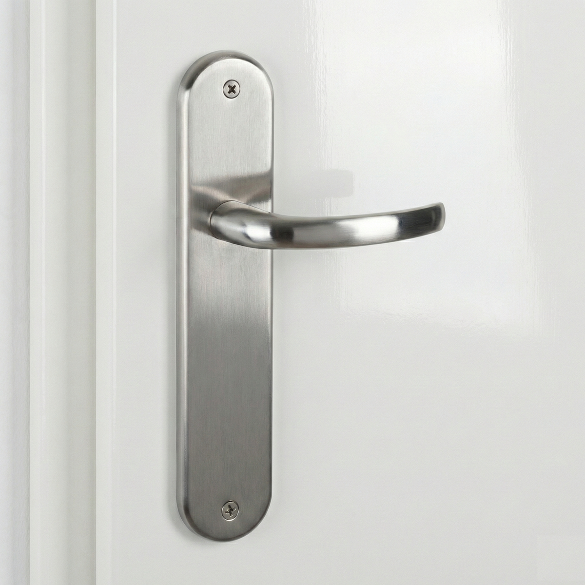 Manilla modelo '110' de zamak con placa oval en acabado níquel satinado para puertas