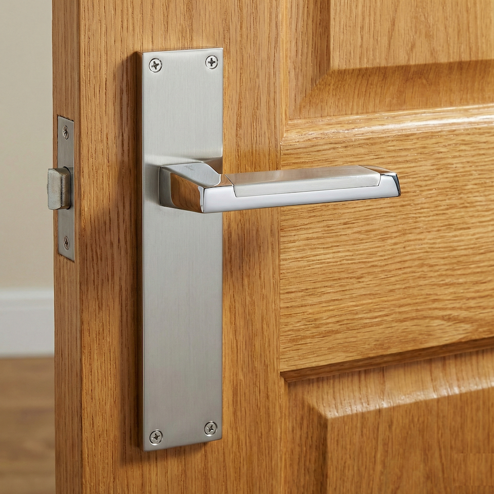 Manilla modelo '620' con placa rectangular de zamak acabado bicolor para puertas