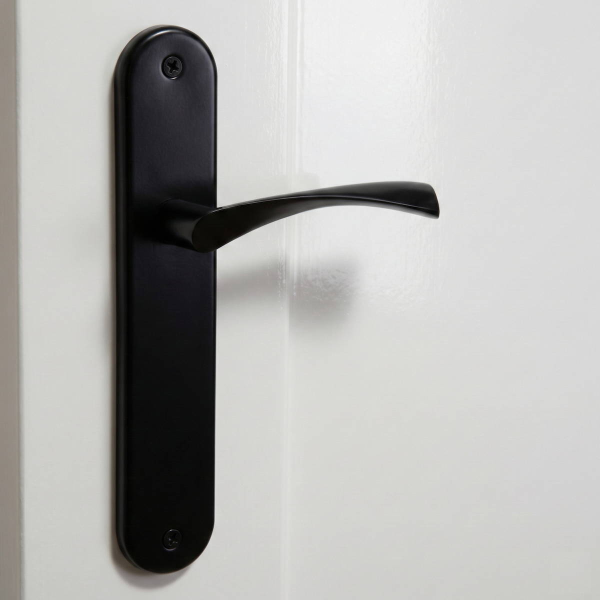 Manilla ola modelo '130' de zamak con placa ovalada acabado negro mate para puertas