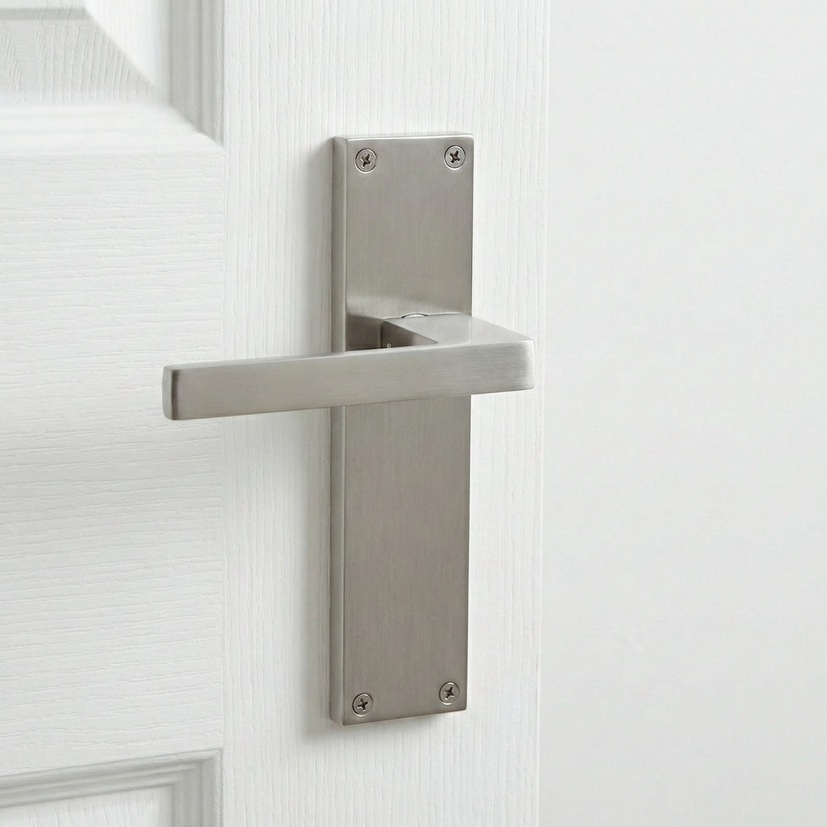 Manillas modelo '220' con placa de zamak rectangular para puertas acabado níquel satinado