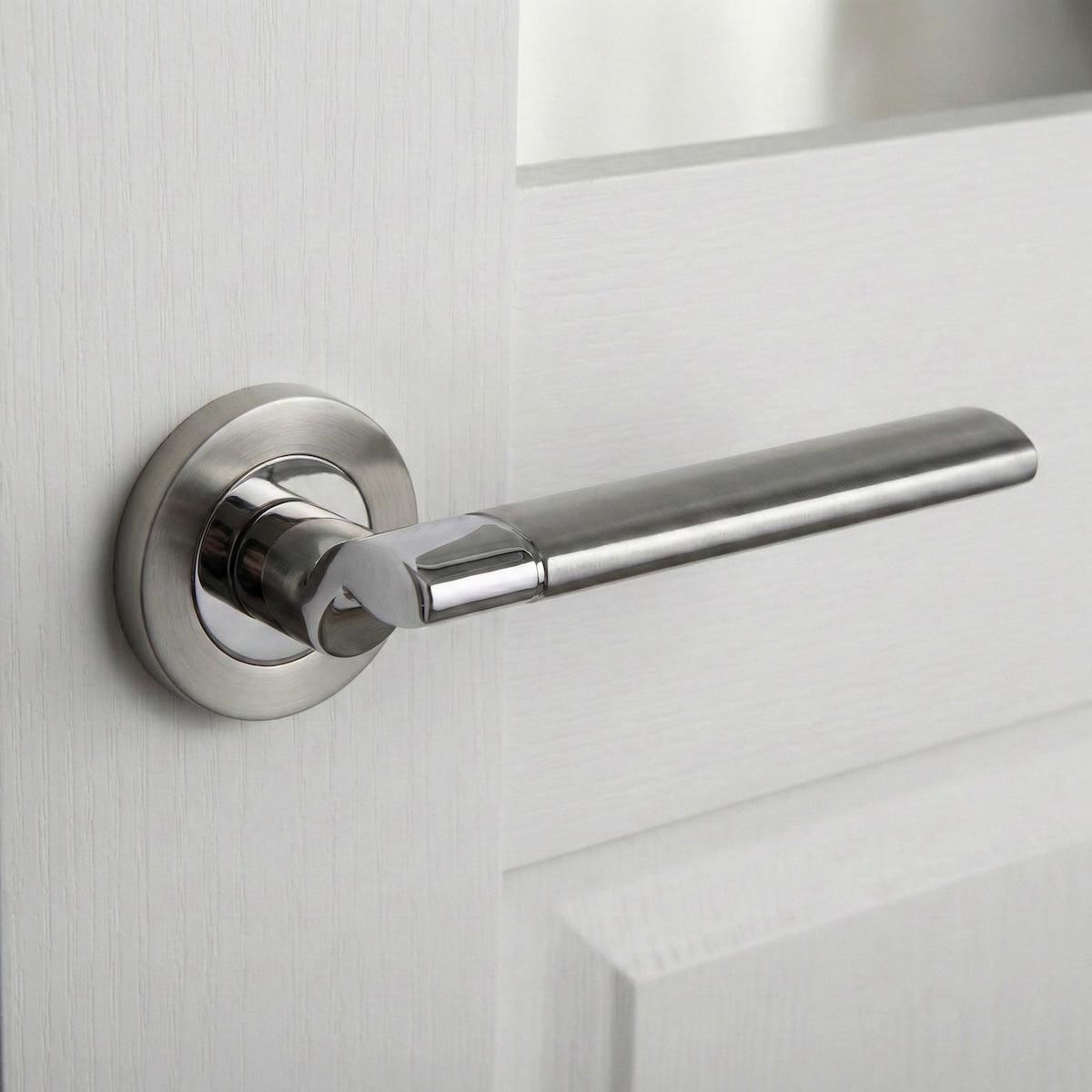 Manilla modelo '240A' con Roseta Redonda acabado níquel combinado para puertas