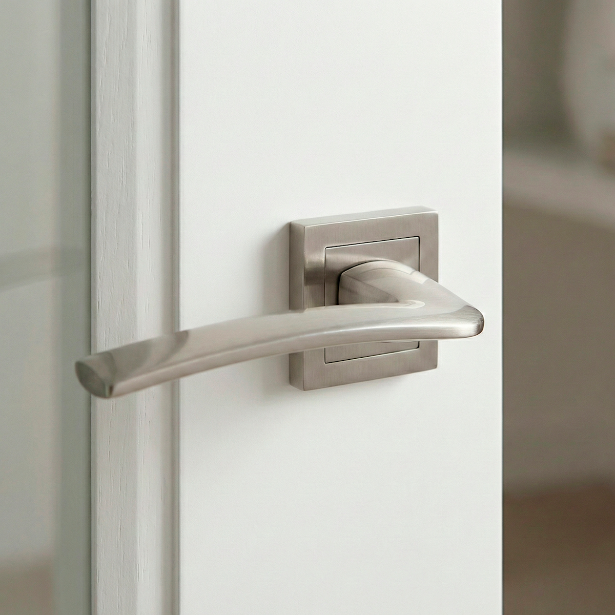 Manilla modelo '340' de zamak con roseta cuadrada en acabado níquel satinado para puertas