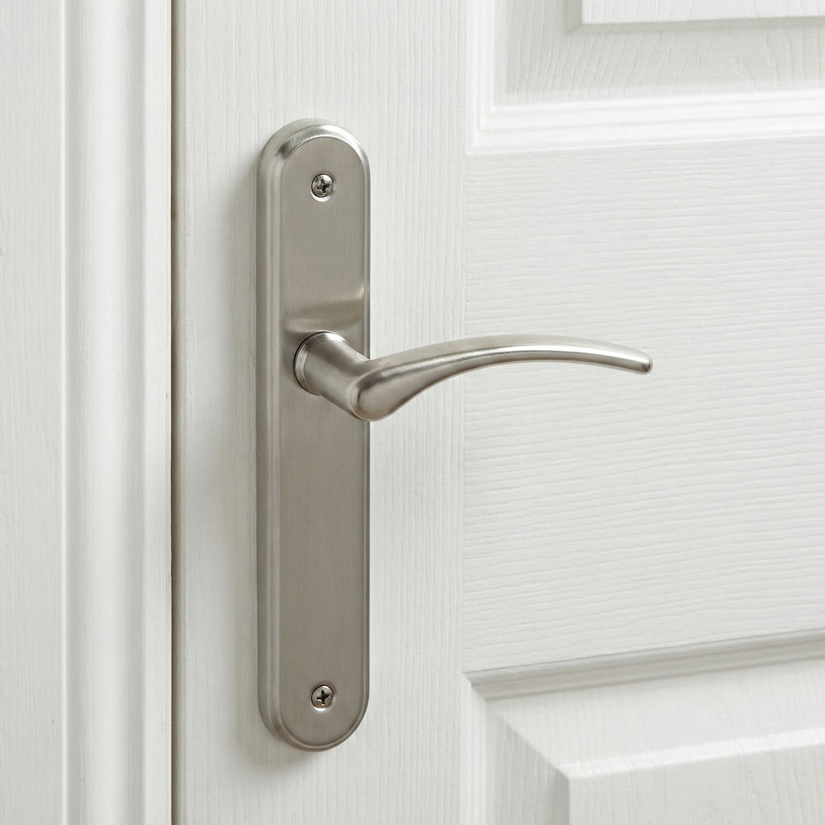 Manilla modelo '6331' de zamak con placa ovalada en acabado níquel satinado para puertas