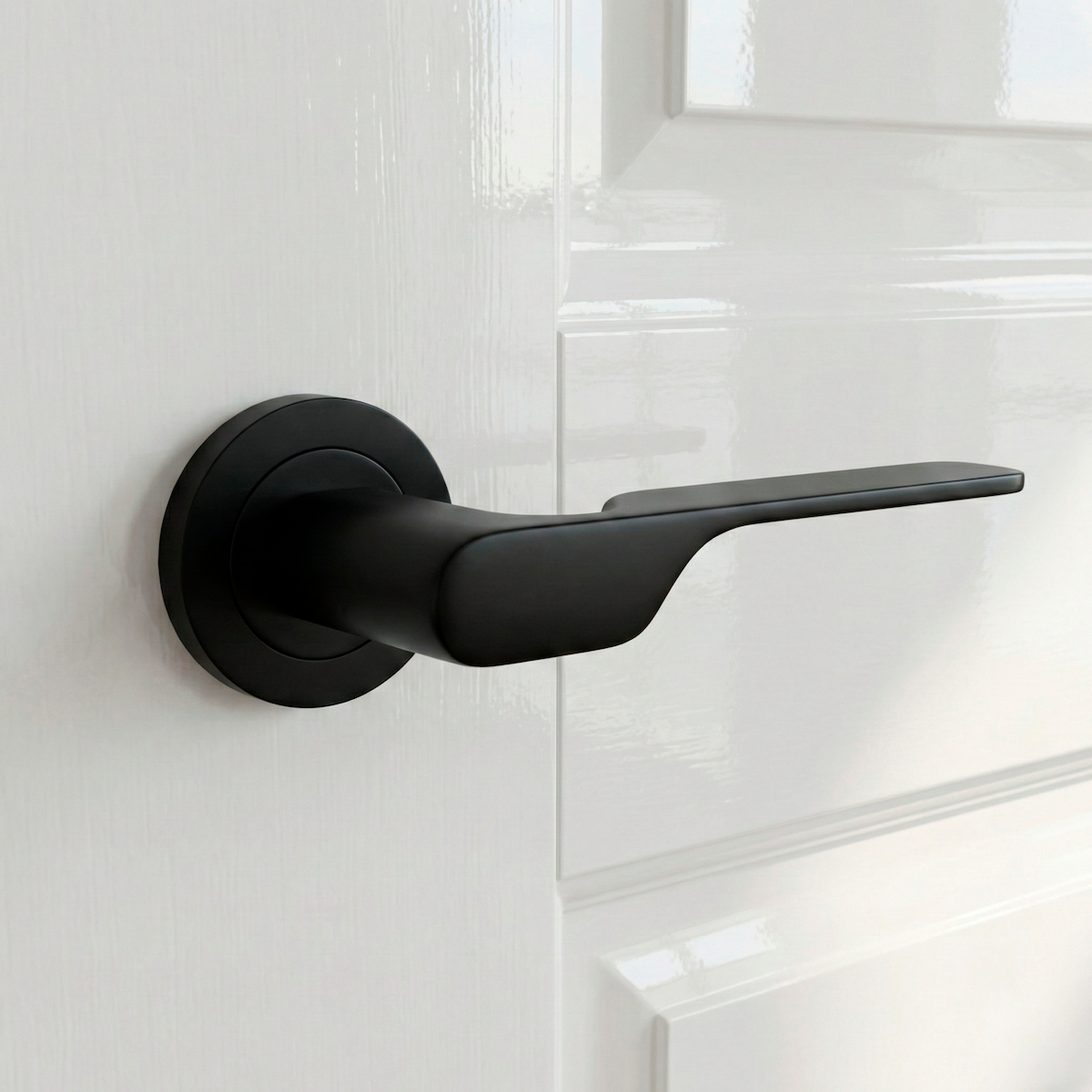 Manilla de zamak modelo 640 con roseta redonda en acabado negro para puertas