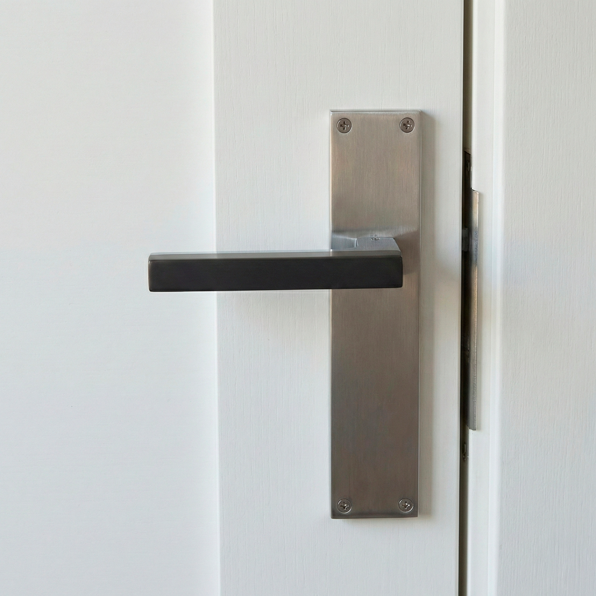 Manilla modelo '848' de zamak para puertas con placa rectangular acabado bicolor grafito