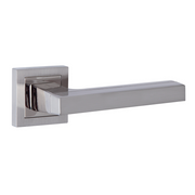 Manilla modelo '840' de zamak con roseta cuadrada en acabado gris espacial bicolor para puertas