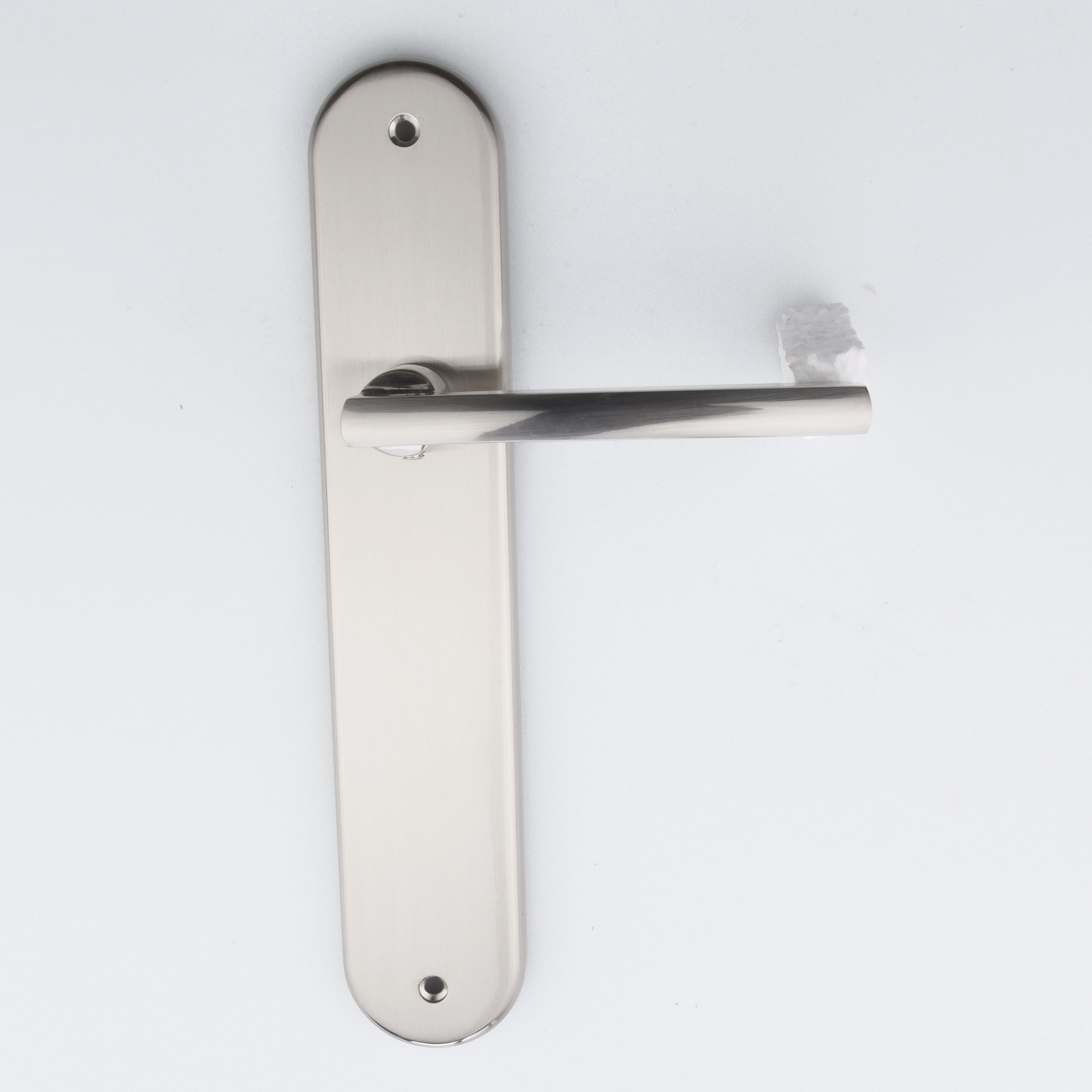 Clásica manilla modelo '530' de aluminio con placa oval en acabado níquel satinado para puertas