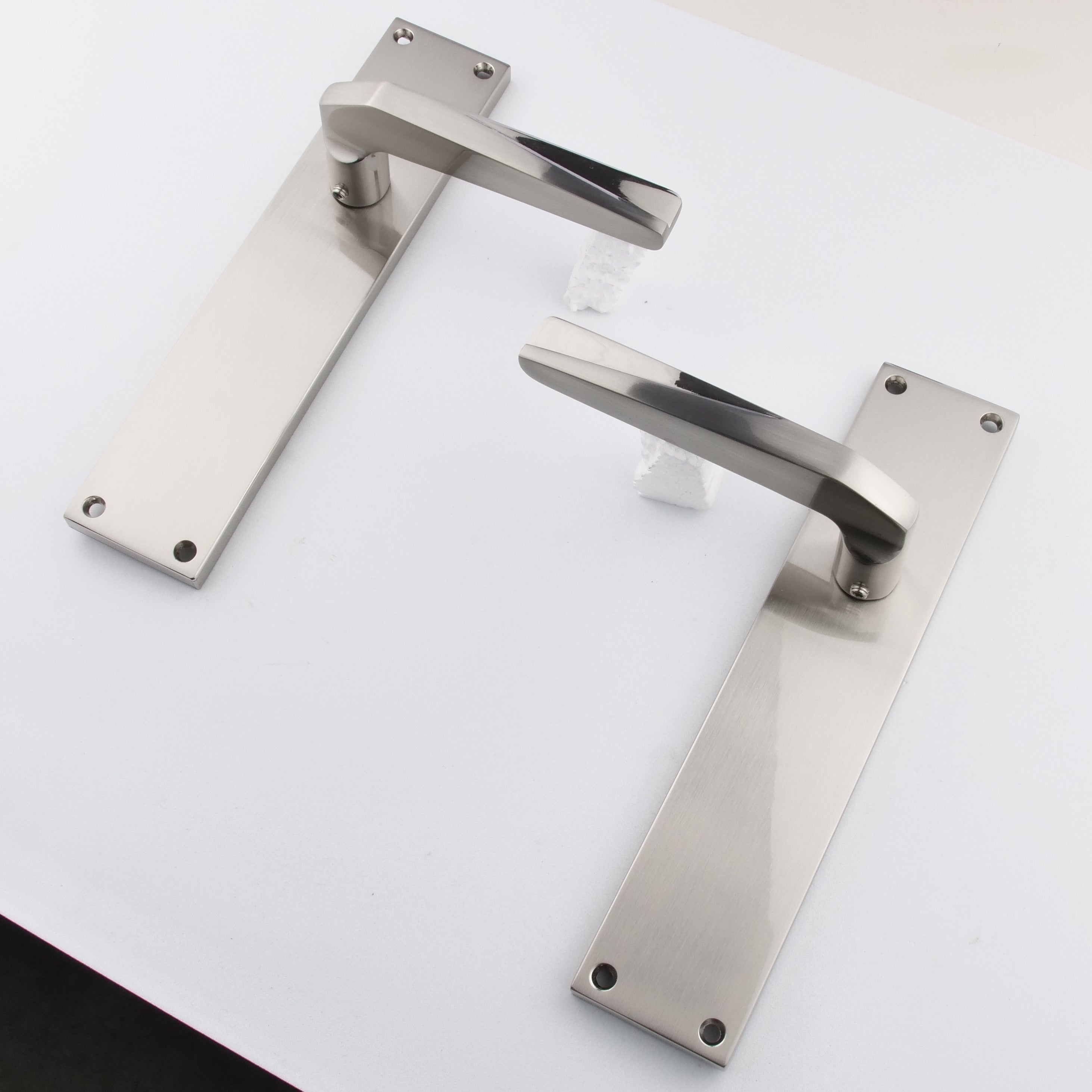 Manilla con placa rectangular de zamak acabado níquel satinado para puertas modelo '208'
