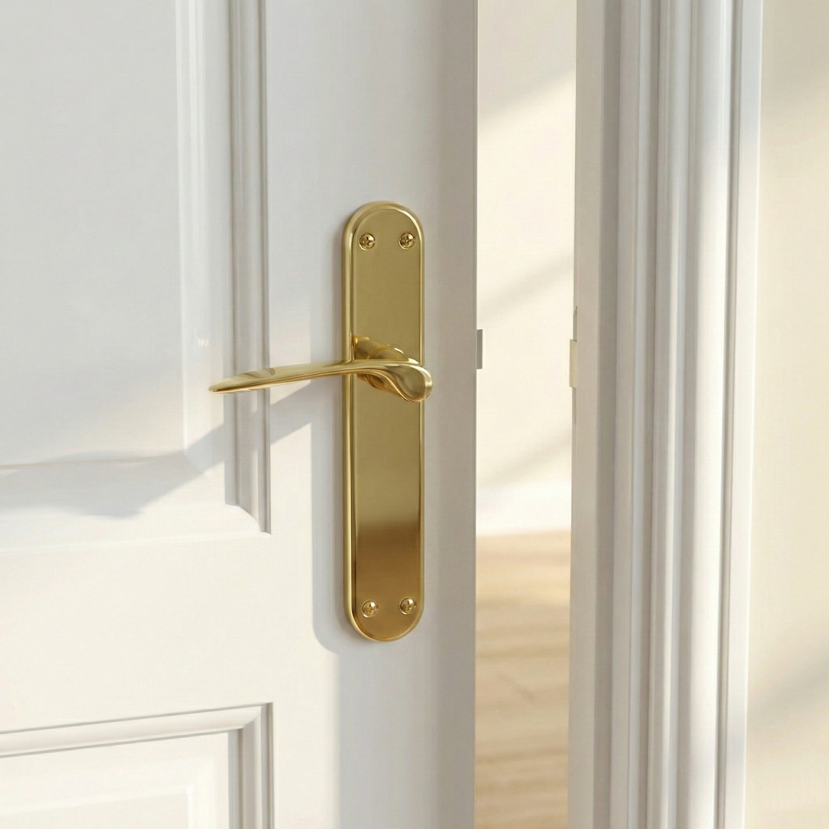 Manilla con placa ovalada de latón acabado dorado modelo Pep para puertas