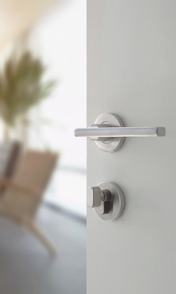 Herrajes de aluminio para una puerta blanca