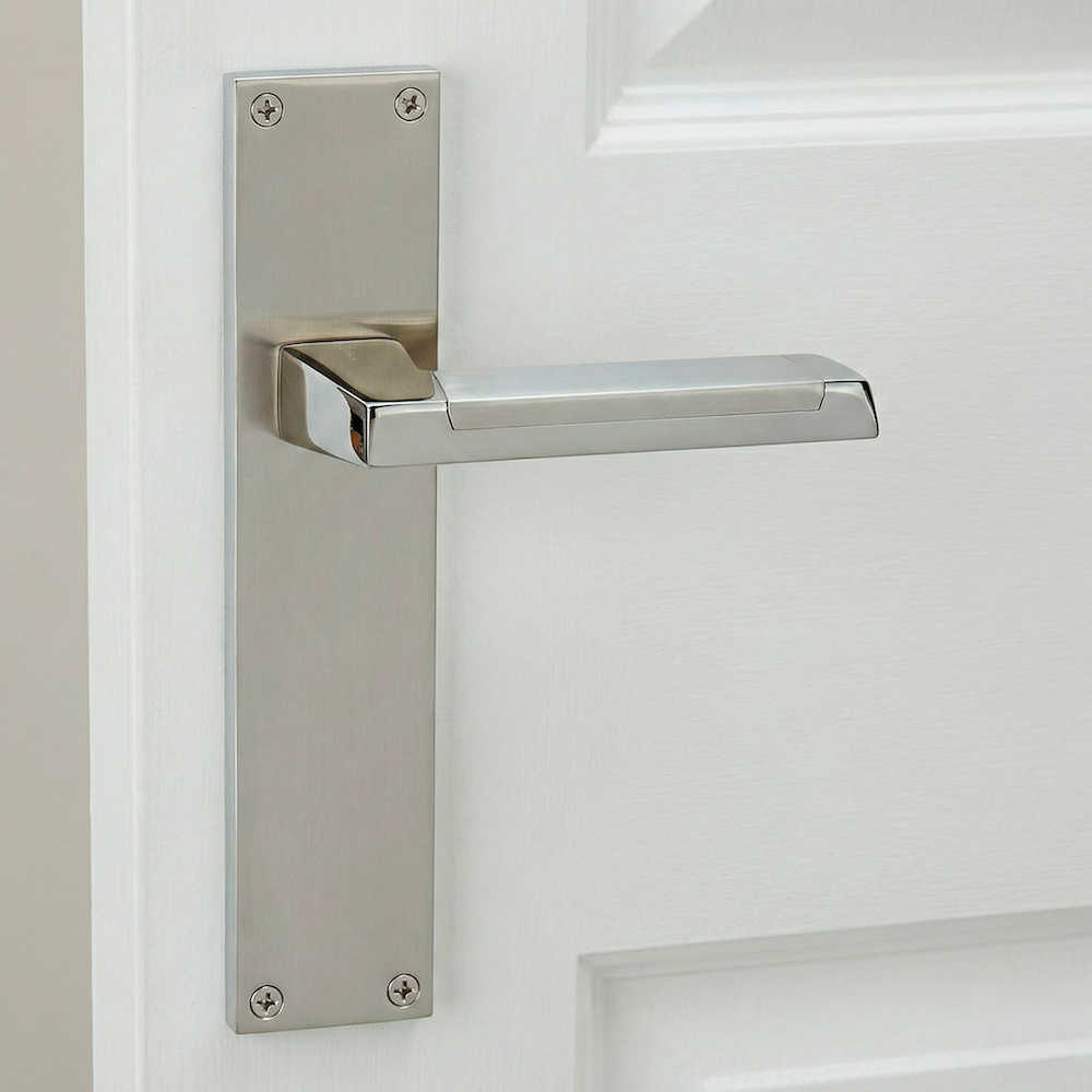 Manilla modelo '620' con placa rectangular de zamak acabado bicolor para puertas