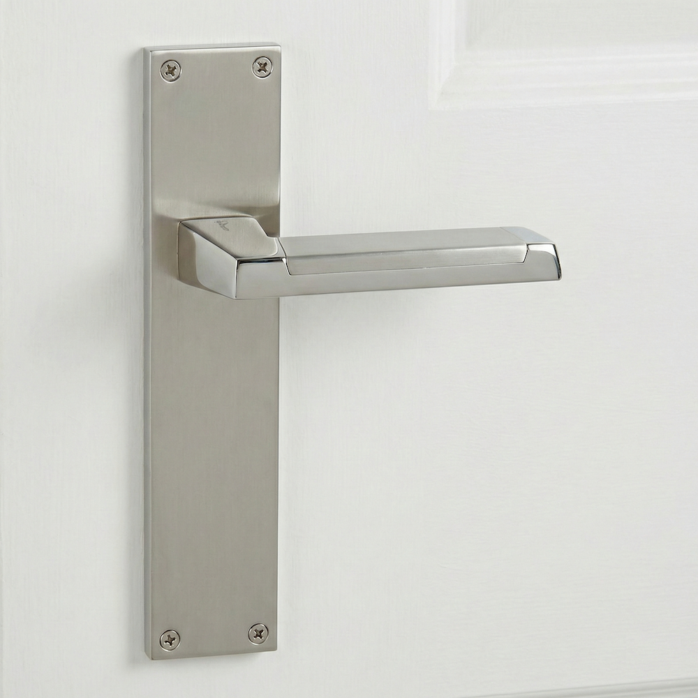 Manilla modelo '620' con placa rectangular de zamak acabado bicolor para puertas
